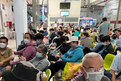 Mệt mỏi khám bệnh bảo hiểm y tế