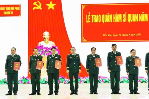 Bộ đội Biên phòng tỉnh Bến Tre trao quân hàm cho 27 sĩ quan