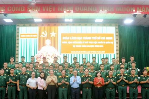 Lãnh đạo TPHCM thăm, động viên chiến sĩ mới nhập ngũ