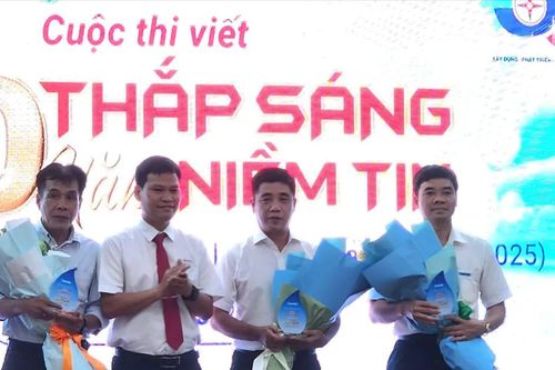 Trao giải Cuộc thi viết 'Ngành điện miền Nam - 50 năm thắp sáng niềm tin'