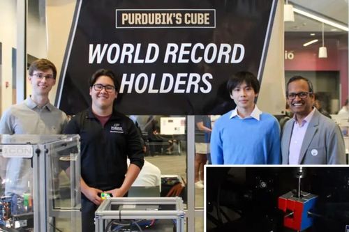4 sinh viên 'hô biến' robot giải rubik nhanh hơn nháy mắt