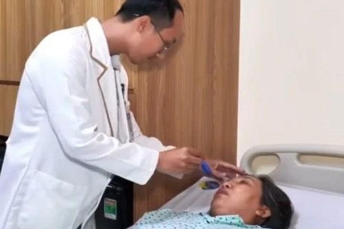 Phát hiện u tuyến yên khi khám mờ mắt, đau đầu