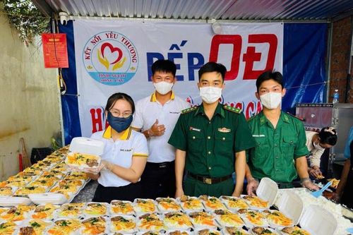 Ấm lòng người dân khu vực biên giới biển từ mô hình 'Bếp ăn 0 đồng'