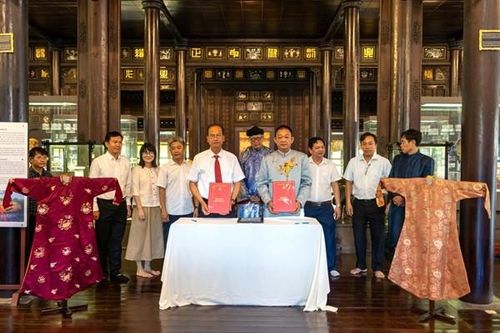 Tiếp nhận 2 chiếc áo dài của Hoàng thái hậu cuối cùng triều Nguyễn