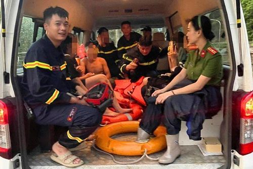Giải cứu 11 học sinh mắc kẹt khi tắm suối ở Hòa Bình