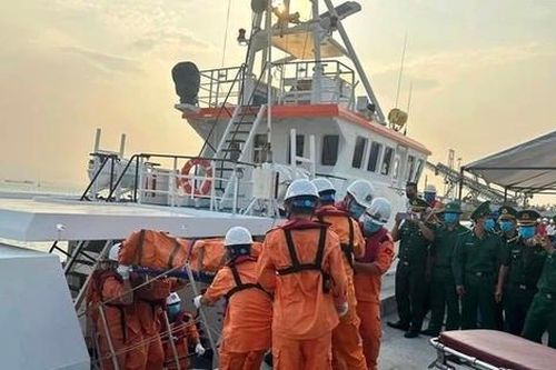 Quảng Ngãi yêu cầu khẩn trương trục vớt tàu kéo sà lan chìm trên biển Lý Sơn