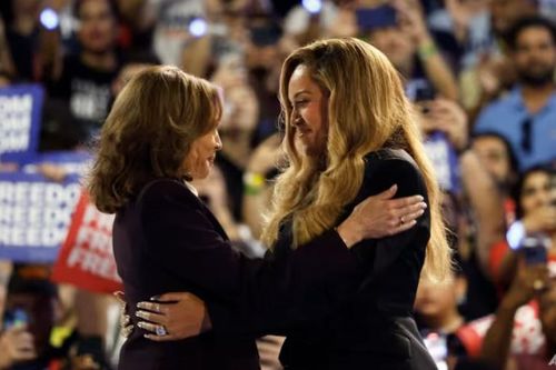 Tổng thống Trump kêu gọi điều tra các ngôi sao ủng hộ bà Harris