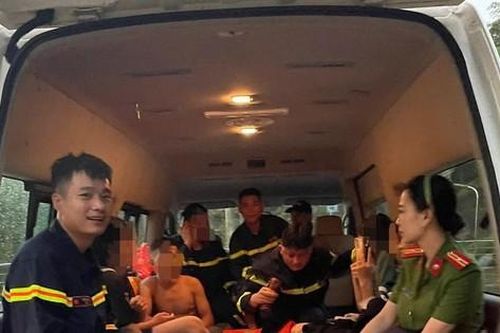 Giải cứu 11 học sinh mắc kẹt khi đi tắm suối