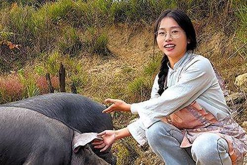 Cô gái bỏ việc văn phòng về quê nuôi lợn