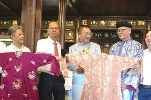 Tiếp nhận hai chiếc áo dài quý của thân mẫu vua Bảo Đại