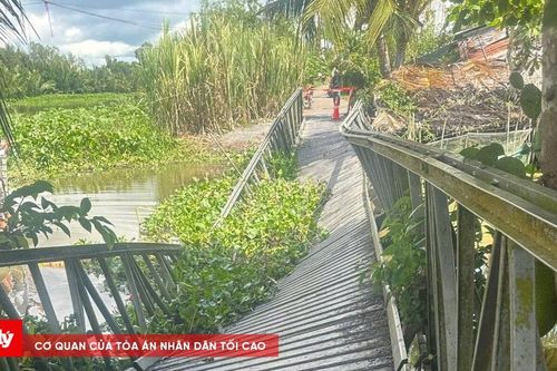 Ô tô tải làm sụp cầu giao thông