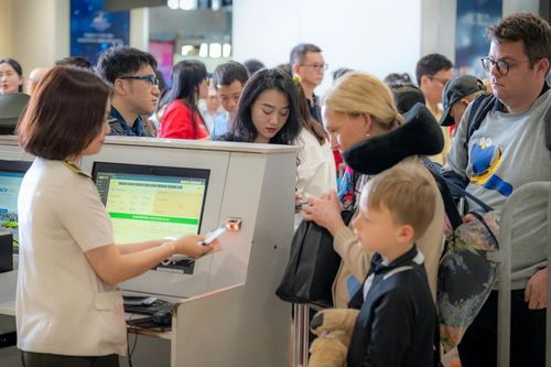 Vụ nữ du khách bị xé thẻ lên tàu bay: 4 điều để ngăn 'nhân bản' hành vi xấu