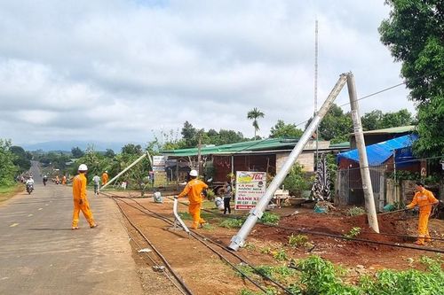 Hàng loạt cột điện gãy đôi sau giông lốc: Công ty điện lực nói gì?