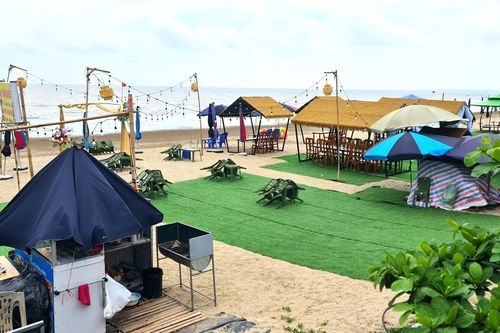 Cảnh khó tin trên bãi biển ở Thanh Hóa: Du khách khổ sở tìm đường xuống tắm