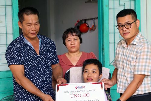 VietNamNet trao hơn 61 triệu đồng đến cô gái bị tai nạn liệt người ở Nha Trang