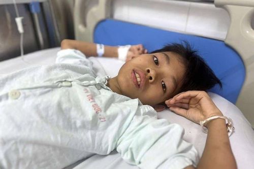 Bố câm điếc, mẹ tàn tật, ông nội còng lưng chăm cháu bị tan máu bẩm sinh
