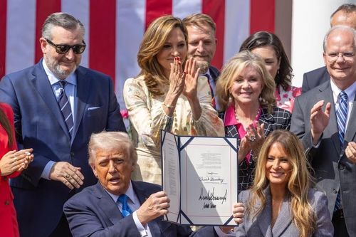 Ông Trump 'ra đòn', quyết bỏ tù những kẻ quấy rối phụ nữ bằng deepfake
