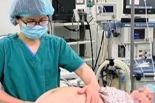 Người phụ nữ 52 tuổi hạ sinh 2 bé gái