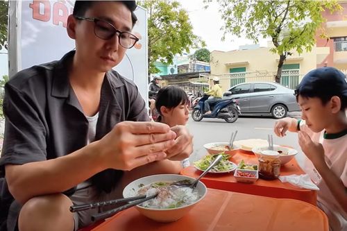 Khách Nhật thử món đặc sản béo ngậy ở Quy Nhơn, 3 bát hết 54.000 đồng