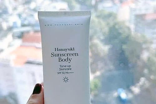 Đồng Nai tiêu hủy lô kem chống nắng có chỉ số SPF 2,4 nhưng ghi nhãn 50