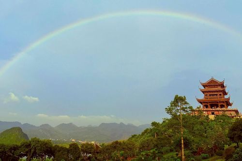 Cầu vồng xuất hiện tại chùa Tam Chúc, du khách chiêm bái xá lợi Phật thích thú
