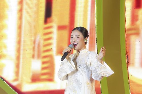 Võ Hạ Trâm, Văn Mai Hương gây ấn tượng khi hát ở chùa Tam Chúc