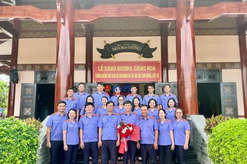 Chi bộ Văn phòng Viện cấp cao 3 kết nạp đảng viên mới tại Khu di tích Ngã Ba Giồng