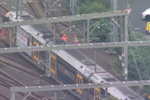 Giải cứu hàng trăm hành khách trên tàu ở Australia sau khi bị cáp điện rơi trúng