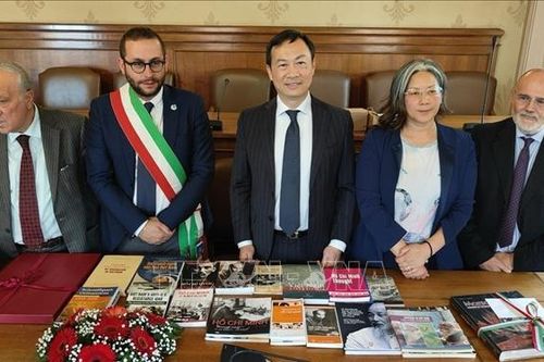 Đại sứ Việt Nam tại Italy thăm và tặng sách về Bác Hồ tại thành phố Masciano