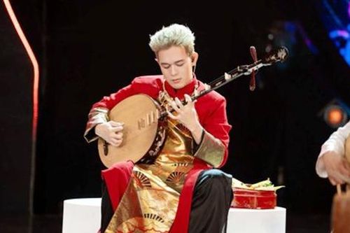 Nam diễn viên phim giờ vàng: Ôm đàn nguyệt diễn 'Mời trầu' ghi điểm tuyệt đối tại 'Điểm hẹn Tài năng'