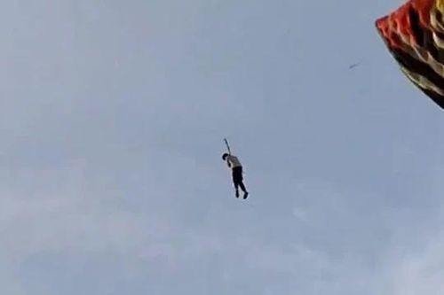 CLIP: Kinh hãi trước khoảnh khắc người đàn ông bị diều kéo lơ lửng trên không trung