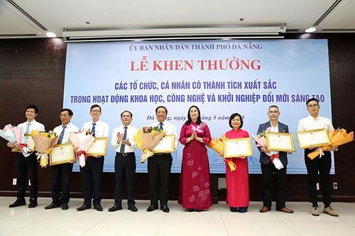 Đạt giải Vifotec, Điện lực Đà Nẵng nhận Bằng khen của chủ tịch thành phố
