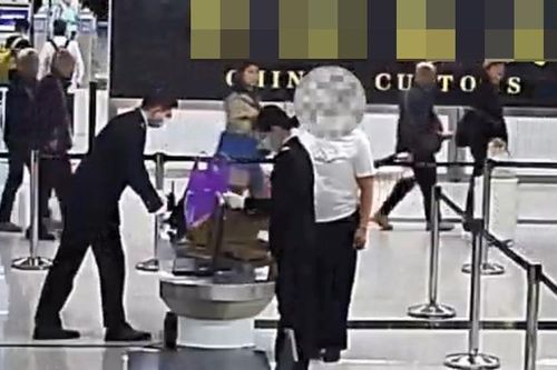 Phát hiện vụ buôn lậu kim cương tinh vi: Giấu hơn 2.000 viên trong băng vệ sinh