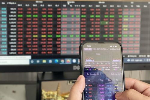 Chứng khoán đang nhạy với thông tin thuế quan, nhà đầu tư nên làm gì khi VN-Index lại vượt 1.300 điểm?