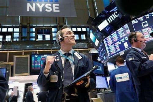 S&P 500 tăng phiên thứ 6 liên tiếp dù Mỹ bị hạ xếp hạng tín nhiệm