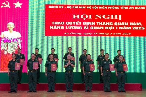 Trao quyết định thăng quân hàm, nâng lương sĩ quan Biên phòng An Giang