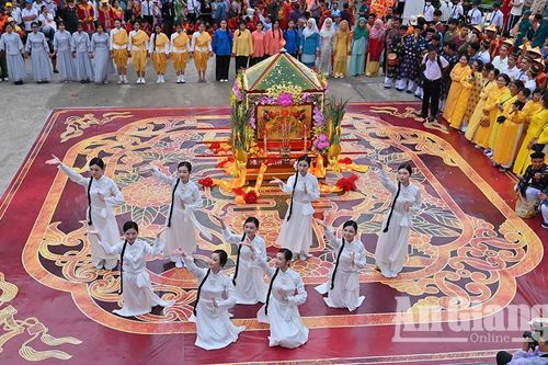 Rước Bà Chúa Xứ về với cộng đồng