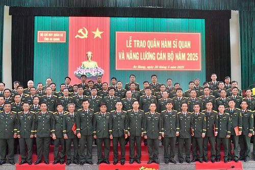Bộ Chỉ huy Quân sự tỉnh An Giang trao quân hàm cán bộ