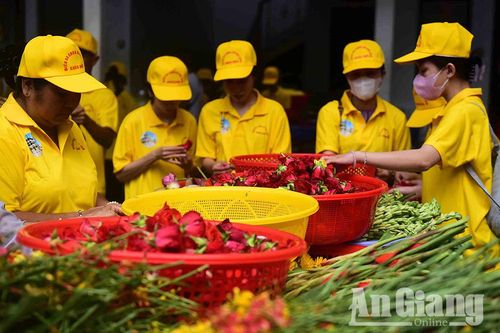 Độc đáo tục lệ nấu nước tắm Bà