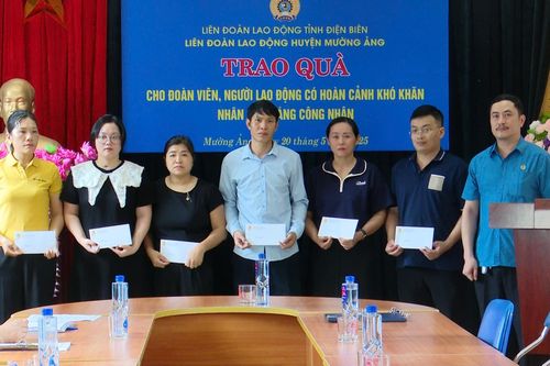 Tặng quà đoàn viên khó khăn nhân Tháng Công nhân