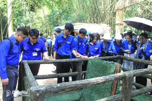 Giáo dục truyền thống cách mạng cho sinh viên qua địa chỉ đỏ
