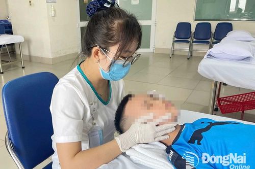 Bé trai 5 tuổi ở Biên Hòa bị liệt dây thần kinh số 7 do tắm đêm muộn, ngủ phòng máy lạnh nhiệt độ thấp