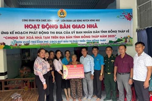 Bàn giao nhà cho hộ nghèo tại xã Thường Lạc