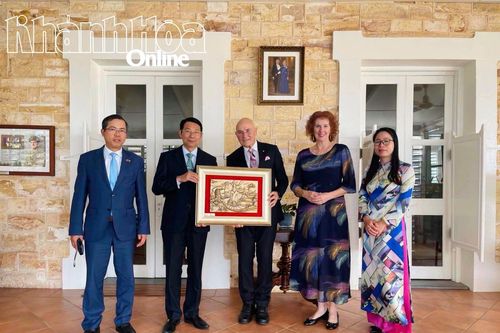 Phó Chủ tịch UBND tỉnh Đinh Văn Thiệu làm việc với thống đốc Vùng lãnh thổ Bắc Úc