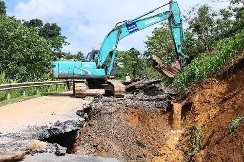 Khẩn trương khắc phục sự cố giao thông tại vị trí sạt lở