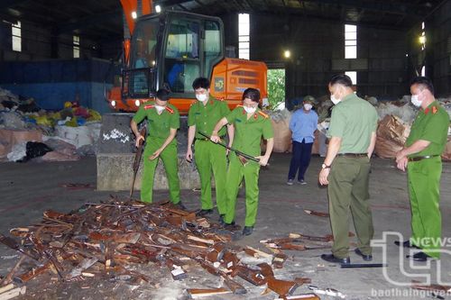 Tiêu hủy hơn 2.000 khẩu súng, vũ khí tự chế và công cụ hỗ trợ