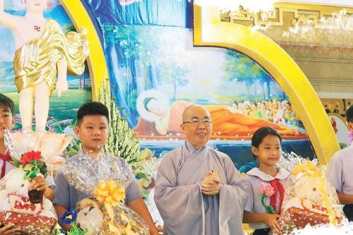 Rộn ràng tiếng cười trẻ thơ trong ngày hội 'Em hướng về Vesak'