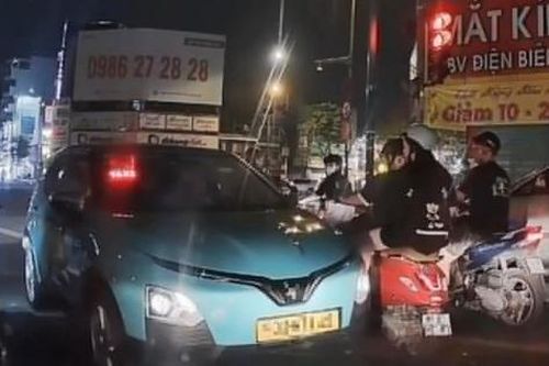 Ô tô ngang nhiên đi ngược chiều, luồn lách qua dòng xe chờ đèn đỏ