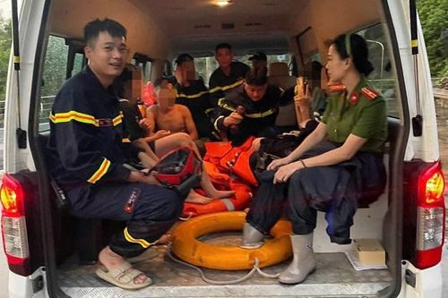 Công an Hòa Bình giải cứu 11 học sinh mắc kẹt khi tắm suối