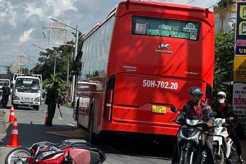 Bản tin TNGT 20/5: Trượt ngã trước đầu xe khách, cô gái tử vong thương tâm